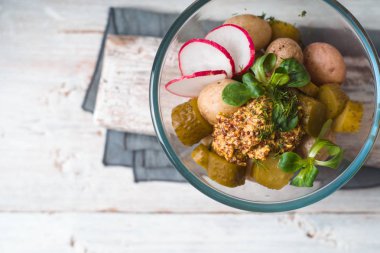 Beyaz ahşap masa üstü görüntüsü üzerinde cam kase sebze salatası