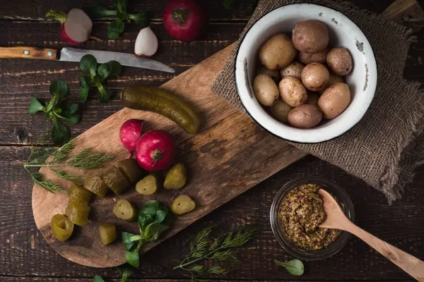Інгредієнти для сільського овочевого салату на дерев'яному столі вид зверху — стокове фото