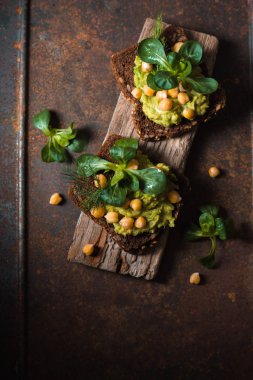 Bir ahşap stand vejetaryen sandviç