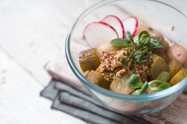 Patates, salatalık ve bir cam kabın içinde turp salatası