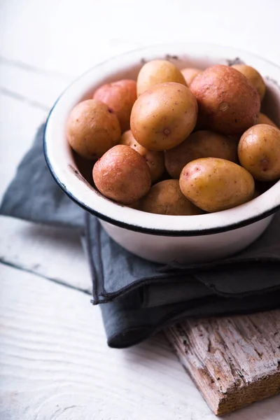 Surowe ziemniaki w misce biały na serwetce — Zdjęcie stockowe