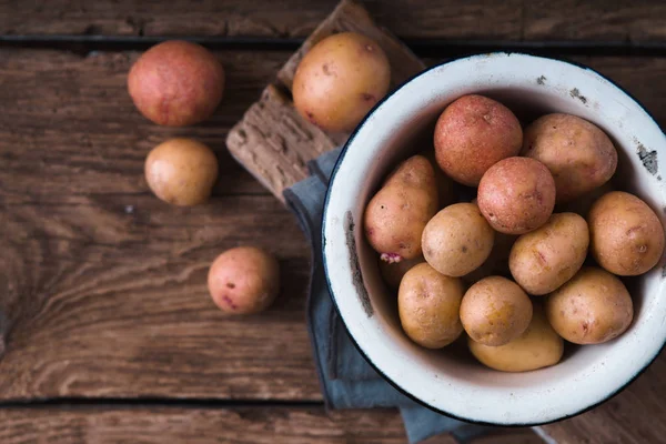 Rohe Kartoffeln in einer weißen Schüssel auf einer Serviette — Stockfoto