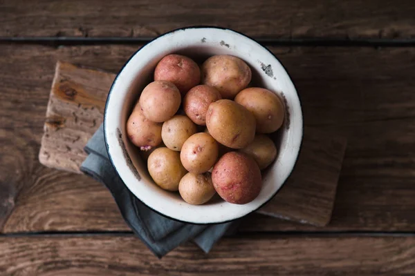 Surowe ziemniaki białe miski na stojaku — Zdjęcie stockowe