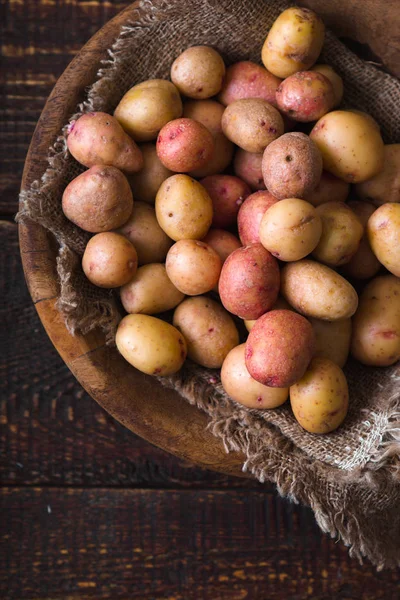 Rohe Kartoffeln rot und weiß in einer Holzschüssel — Stockfoto