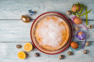 Alman Paskalya kek ve yumurta beyaz tahtalar üzerinde