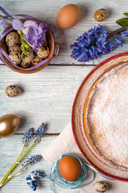 Alman Paskalya kek, yumurta, çiçekler, kurdeleler masada