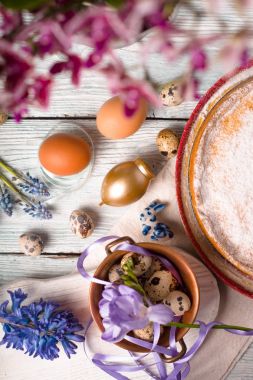 Alman Paskalya kek, yumurta, çiçekler, tablo closeup şeritler