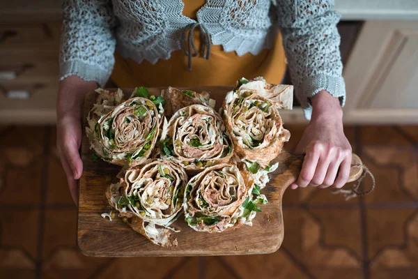 Woman holding a tray with tuna rolls — Stock Photo, Image