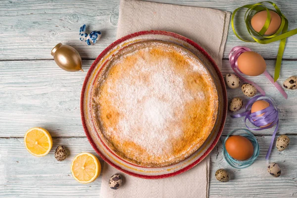 Bolo de Páscoa alemão e ovos em um guardanapo — Fotografia de Stock