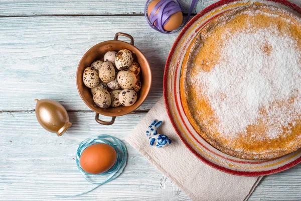 Немецкий пасхальный торт на блюде и перепелиных яйцах — стоковое фото