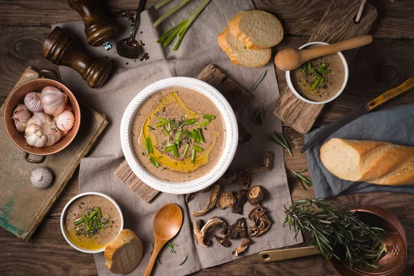 Purée de soupe aux champignons dans des bols en céramique trois portions — Photo