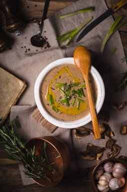 Ahşap arka plan üstten görünüm üzerinde mantar kremalı çorba
