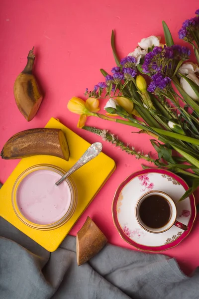 Desayuno de primavera sobre fondo rosa vertical —  Fotos de Stock