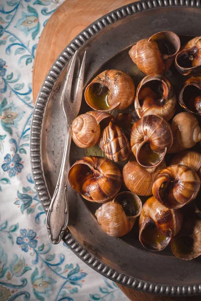 Bordowy ślimaki na pionowy serwetka wzór tła — Zdjęcie stockowe