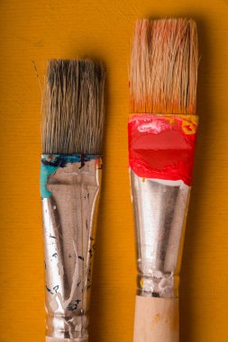 Sarı arka plan üzerinde dikey Boya fırçaları