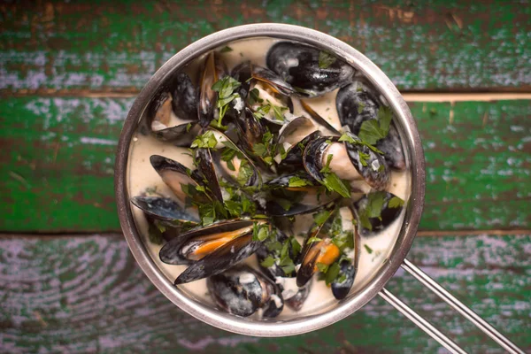 Cozze in salsa Roquefort sul vecchio sfondo dipinto in legno vista dall'alto — Foto Stock