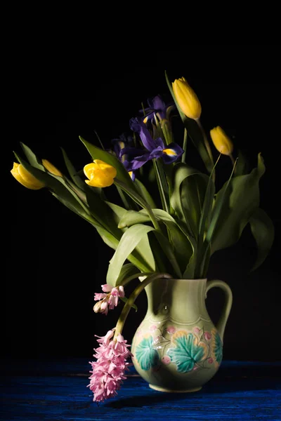 Boeket van bloemen in een zijaanzicht van de keramische kruik — Stockfoto