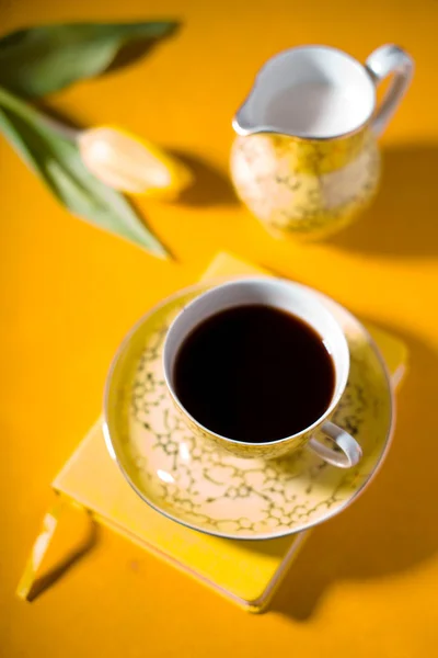 Кубок з кави, ноутбук, tulip на жовтому фоні — стокове фото