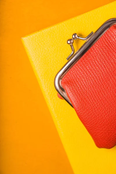 Πορτοφόλι πορτοκαλί σε ένα κίτρινο σημειωματάριο — Φωτογραφία Αρχείου