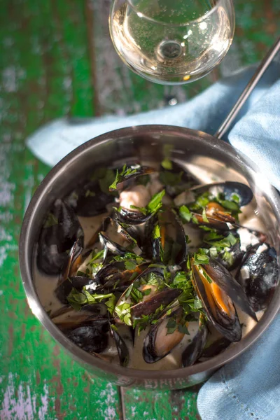 Mejillones con faja en cacerola a bordo — Foto de Stock