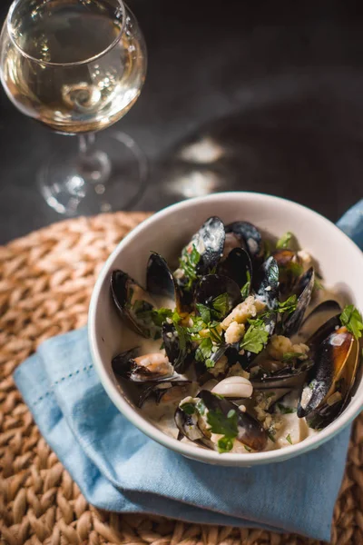 Muscheln in Schärpen in Sauce in einer Schüssel auf einer Serviette — Stockfoto