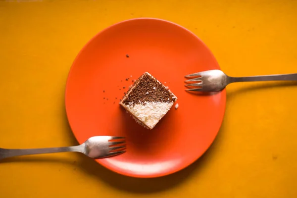 Schokoladenkuchen mit Kokosraspeln auf einem Keramikteller — Stockfoto