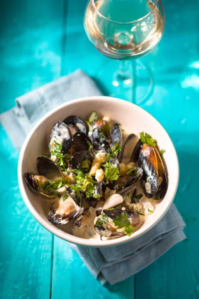 Małże w Roquefort sos na błękitnym tle pionowe — Zdjęcie stockowe