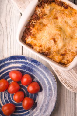 Ev yapımı et lazanya ve stand üstten görünüm üzerinde domates