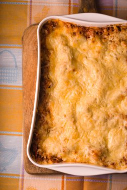 Masa örtüsü üzerinde pişirme için büyük formu evde pişmiş lazanya