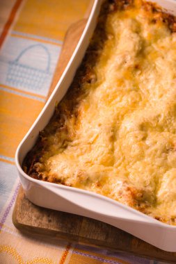 Köşegen pişirme için büyük formu evde lazanya pişirdim