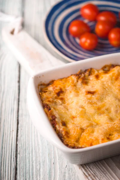 Hemmagjord kött lasagne och tomat på monter — Stockfoto