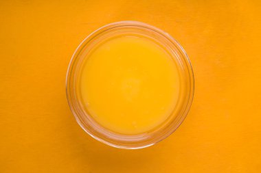 Sarı arka plan üstten görünüm üzerinde cam kase üzerinde tatlım