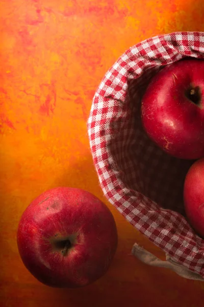 Δείτε κόκκινα μήλα πάνω πορτοκαλί φόντο — Φωτογραφία Αρχείου