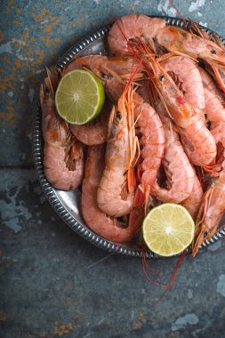 Büyük karides ve kireç teneke tabakta