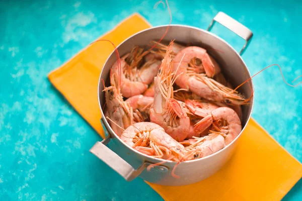 Casserole with shrimps on a bright yellow napkin — Stock Photo, Image