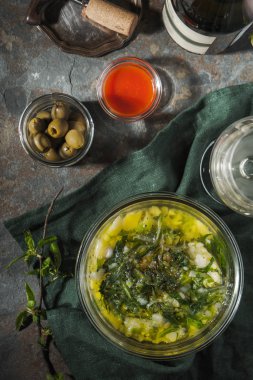 Portekizce Caldo Verde yukarıdan taş arka plan çorbası.