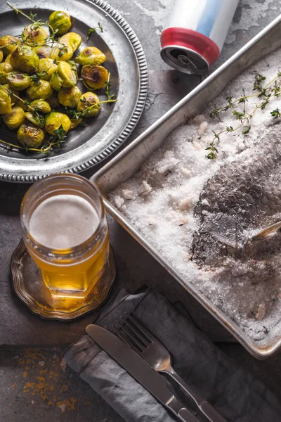 Enfermedad con pescado, coles de Bruselas y cerveza vertical — Foto de Stock