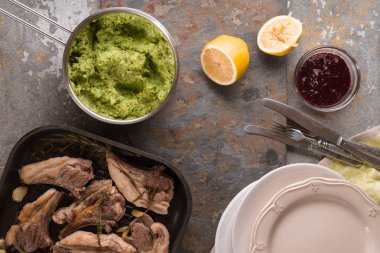 Izgara Kuzu pirzola, patates püresi, pancar sos, tabak, çatal masaya