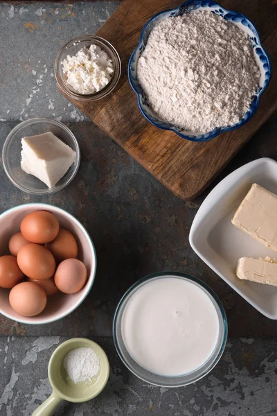 Ingrediënten voor het koken khachapuri met suluguni kaas — Stockfoto
