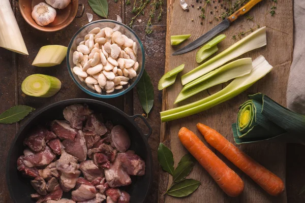 Groenten en vlees voor het koken kasul met varkensvlees en lamsvlees bovenaanzicht — Stockfoto