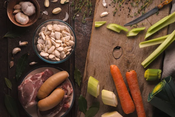 Ingrediënten voor het koken kasul met varkensvlees en lamsvlees op tafel — Stockfoto