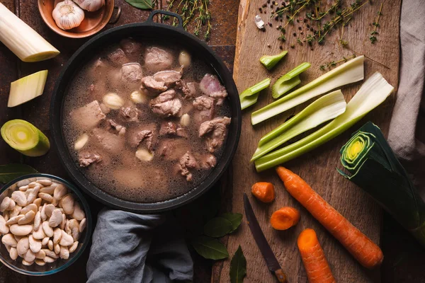 Voorbereiding van cassoulet met varkensvlees en lamsvlees en groenten top uitzicht — Stockfoto