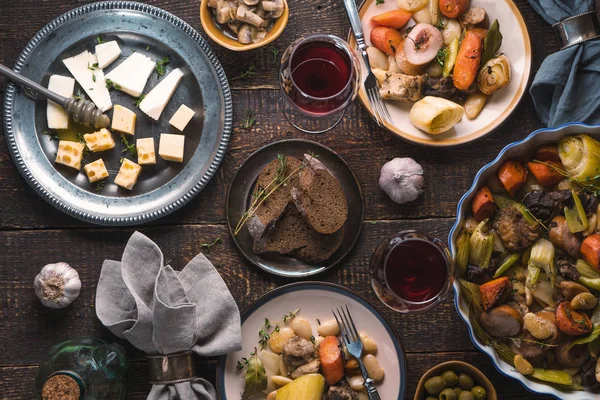 Festin avec kasul, fromage, pain, olives et vin — Photo