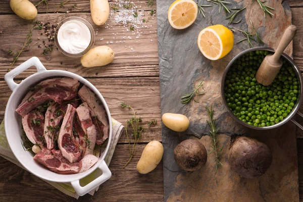 Costillas de cordero, patatas, limón sobre la mesa —  Fotos de Stock