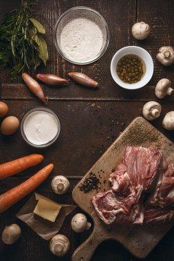 Ahşap masa üzerinde blanquette için malzemeler