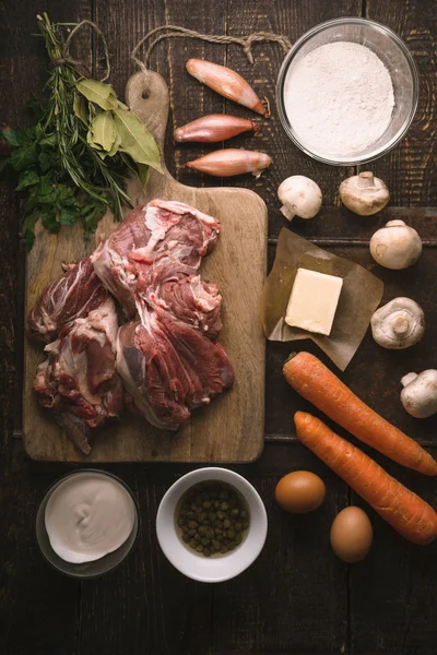 Ingredientes para blanquette en la vista superior de la mesa de madera — Foto de Stock