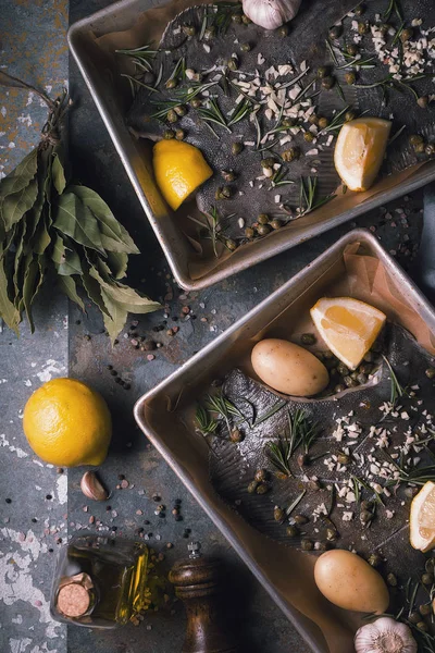 Plat de cuisson avec des paillettes crues et assaisonnement sur le fond de pierre verticale — Photo