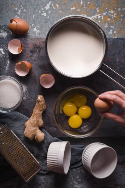 Creme brulee dikey taş zemin üzerine yemek