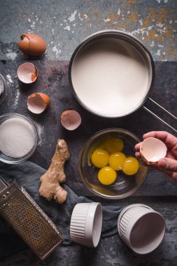 Dikey taş zemin üzerine Katalan krem pişirme