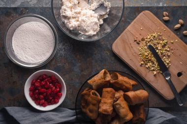 Tübüllerin ve cannoli İtalyan tatlısı için malzemeler